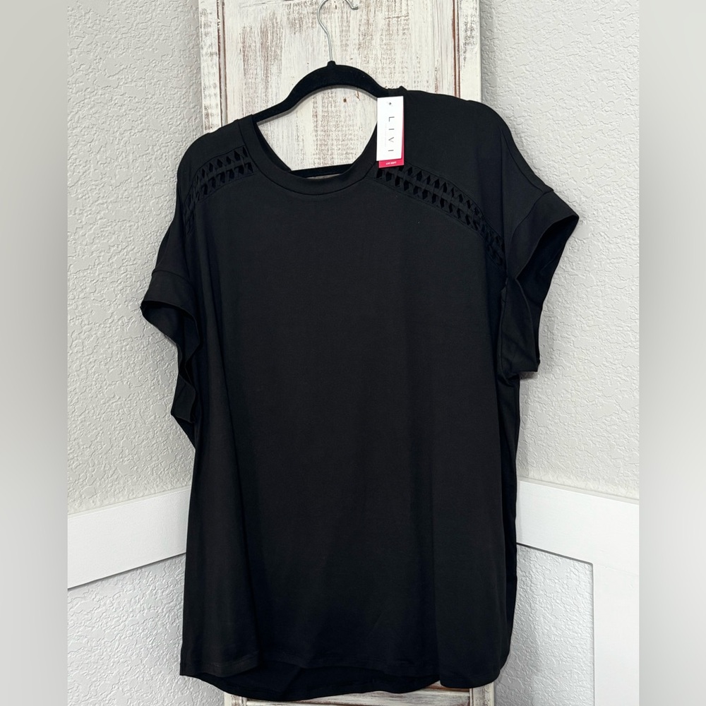 NWT! Livi Active Lane Bryant Short Sleeve with Crochet Detail on Sleeve 22/24